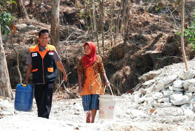 Rumah Zakat menyalurkan bantuan air bersih ke Desa Nawung, Sleman, Yogyakarta.