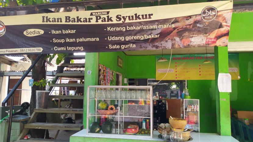 Rumah Zakat menyalurkan bantuan berupa sarana usaha yang dapat menunjang omzet warung ikan milik Syukur.
