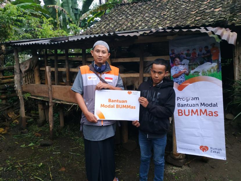 Rumah Zakat menyalurkan bantuan berupa ternak kambing kepada Rosidi di Desa Berdaya Wonosari.