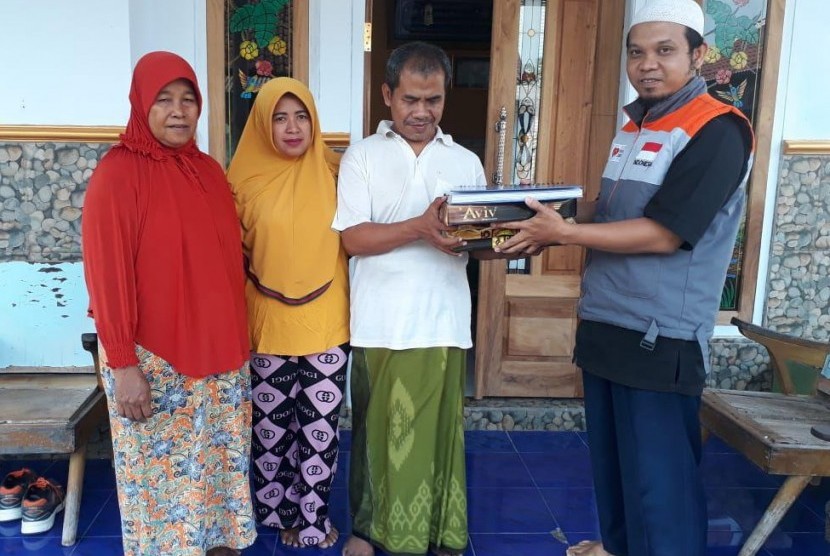 Rumah Zakat menyalurkan bantuan buku hadist braille kepada Sulaksono di Desa Kedungrejo, Kecamatan Rowokangkung, Kabupaten Lumajang.