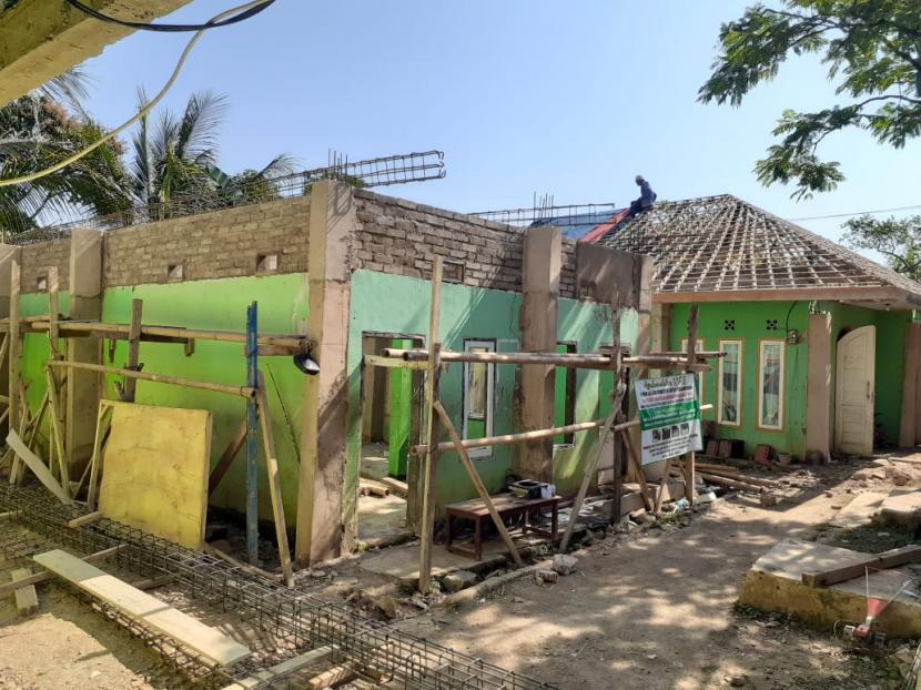 Rumah Zakat menyalurkan bantuan hasil donasi yang terkumpul melalui platform kitabisa.com. Donasi itu untuk pembangunan Pesantren Asshobaniyah Cianjur Jawa Barat