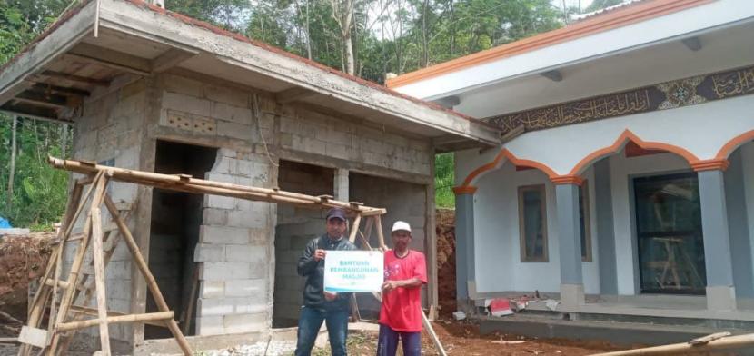 Rumah Zakat menyalurkan bantuan infrastruktur ke masjid Pelosok Tembong yang berada di Dusun Tembong, Desa Kertamandala, Kecamatan Panjalu, Kabupaten Ciamis, Jawa Barat beberapa waktu lalu.