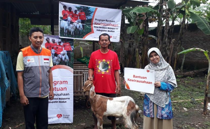 Rumah Zakat menyalurkan bantuan kambing kepada penerima manfaat di desa berdaya Mojopurno, Kabupaten Madiun, Jawa Timur. Saat penyaluran berlangsung, cuaca tidak sedang hujan, sehingga penyaluranpun berjalan dengan baik.