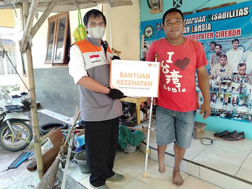 Rumah Zakat menyalurkan bantuan kesehatan berupa pembuatan kaki palsu untuk Iwan yang tinggal di Blok Karangasem Cilik RT 4 RW 1 Desa Bodesari, Kecamatan Plumbon, Kabupaten Cirebon.