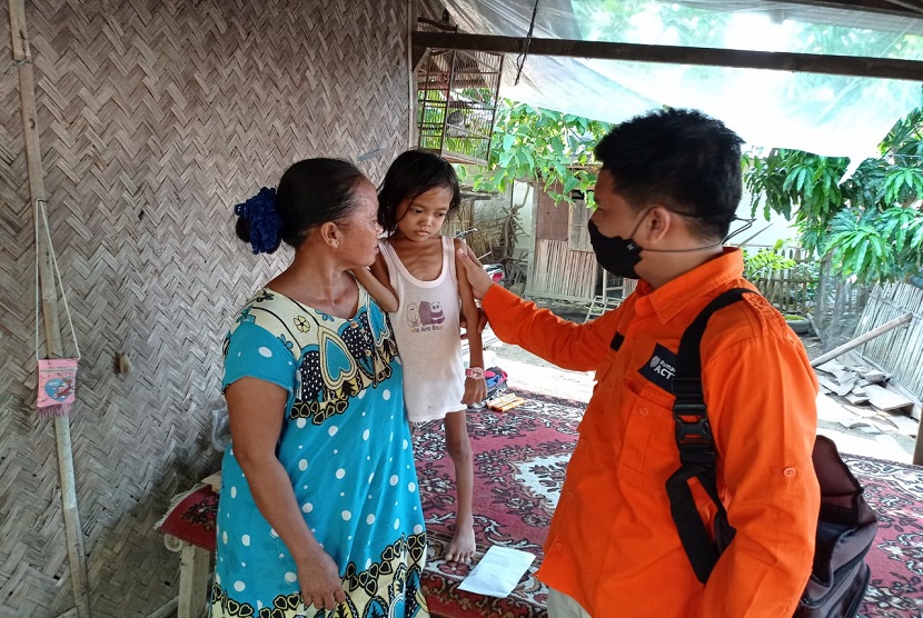 Rumah Zakat menyalurkan bantuan kesehatan yang berasal dari penggalangan donasi melalui platform penggalangan dana Kitabisa.com. Bantuan itu disalurkan kepada Irnah, Rabu (17/3). Irnah merupakan anak dari pasangan Tohir dan Ayani yang saat ini tinggal di Desa Pantai Harapan Jaya, Kecamatan Muara Gembong, Bekasi. 