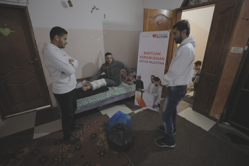 Rumah Zakat menyalurkan bantuan makanan dan medis untuk Palestina.