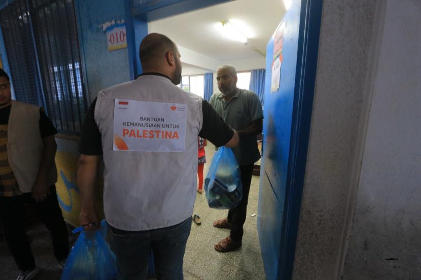 Rumah Zakat menyalurkan bantuan makanan kepada para pengungsi di Gaza, Palestina.