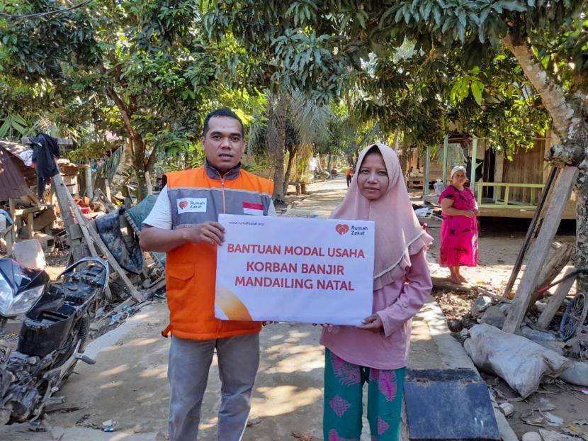 Rumah Zakat menyalurkan bantuan modal usaha kepada 16 pelaku UMKM dan petani yang ada di Sulang Aling, Desa Lubuk Kapundung, Kecamatan Muara Batang Gadis, Kabupaten Mandailing Natal, Sumatra Utara.