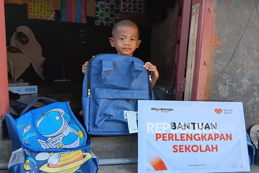 Rumah Zakat menyalurkan bantuan paket sekolah kepada keluarga mualaf di Kota Makasaar sebagai bukti pemberdayaan atas mereka. 