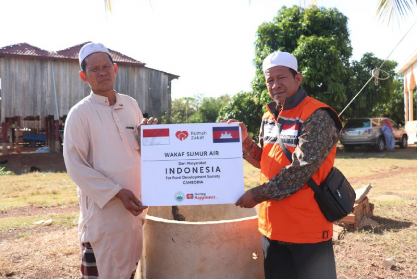 Rumah Zakat menyalurkan bantuan sumur untuk Muslim di pelosok Kamboja.