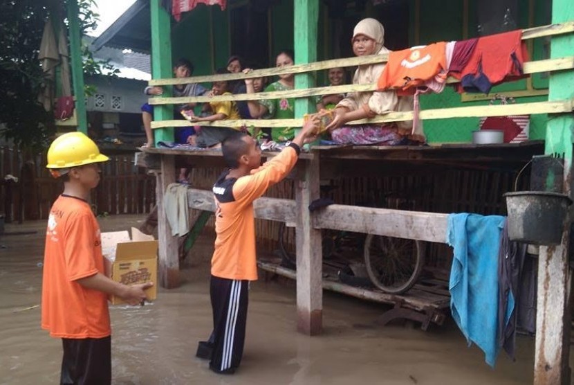 Rumah Zakat menyalurkan bantuan untuk korban banjir Sumbawa.