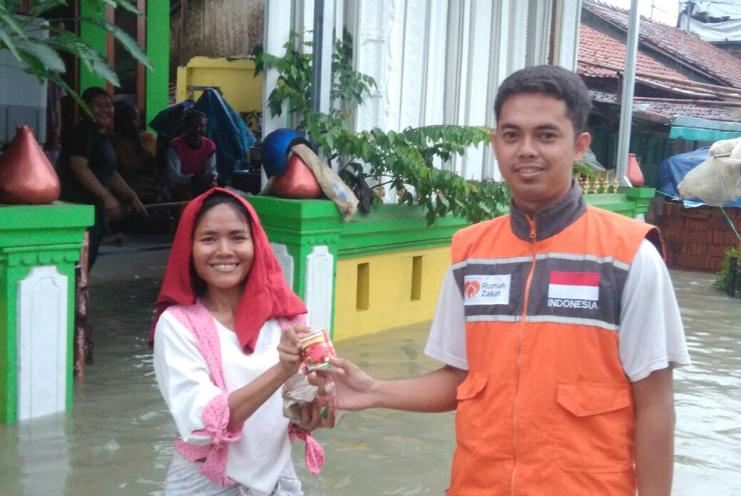 Rumah Zakat menyalurkan bantuan untuk para korban banjir di Brebes.