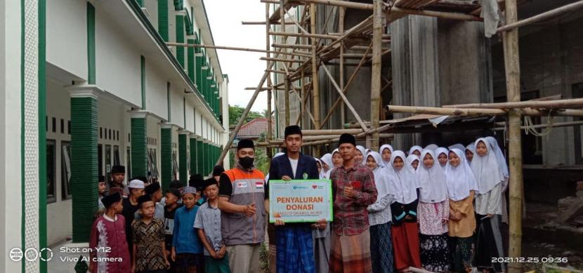 Rumah Zakat menyalurkan bantuan untuk pembangunan masjid pondok pesantren Daarul Huda.