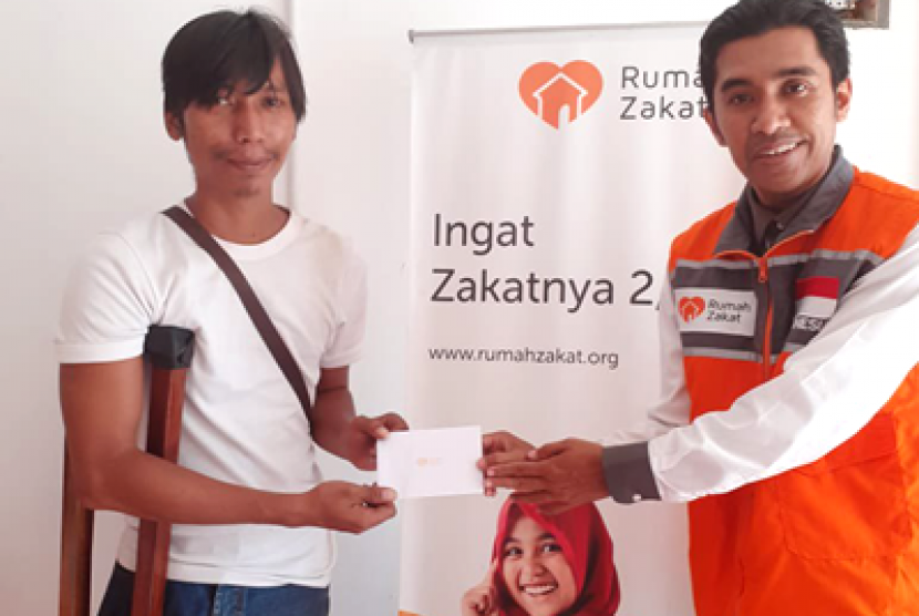 Rumah Zakat menyalurkan bantuan untuk Wahyu.