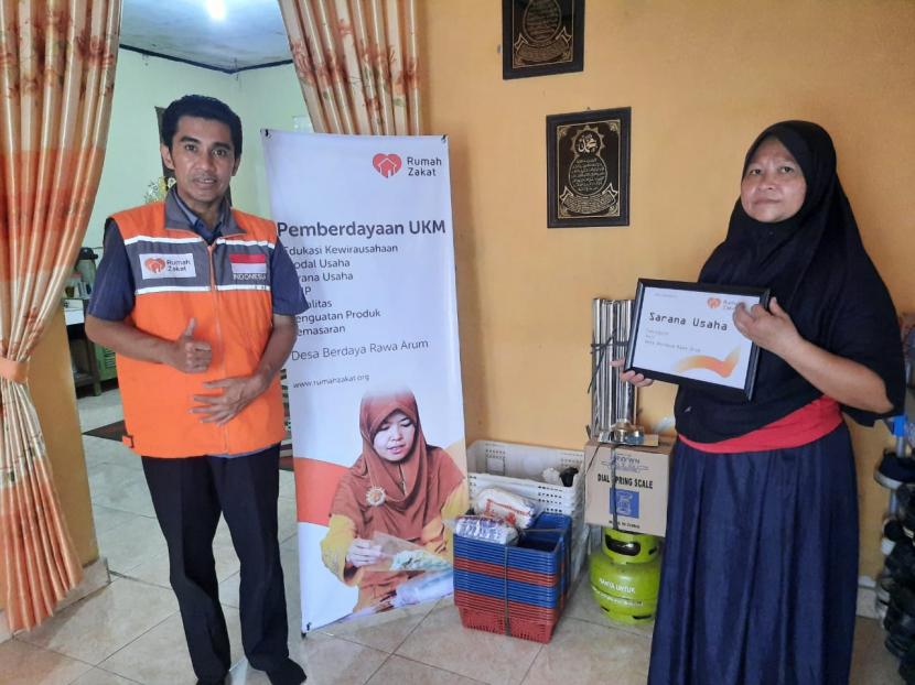 Rumah Zakat menyalurkan bantuan wirausaha kepada penerima manfaat berupa  bantuan sarana usaha seperti timbangan, tabung gas, keranjang, dan sarung tangan kepada Yuningsih yang mempunyai usaha produksi roti aneka rasa yang dinamai “KDS”.