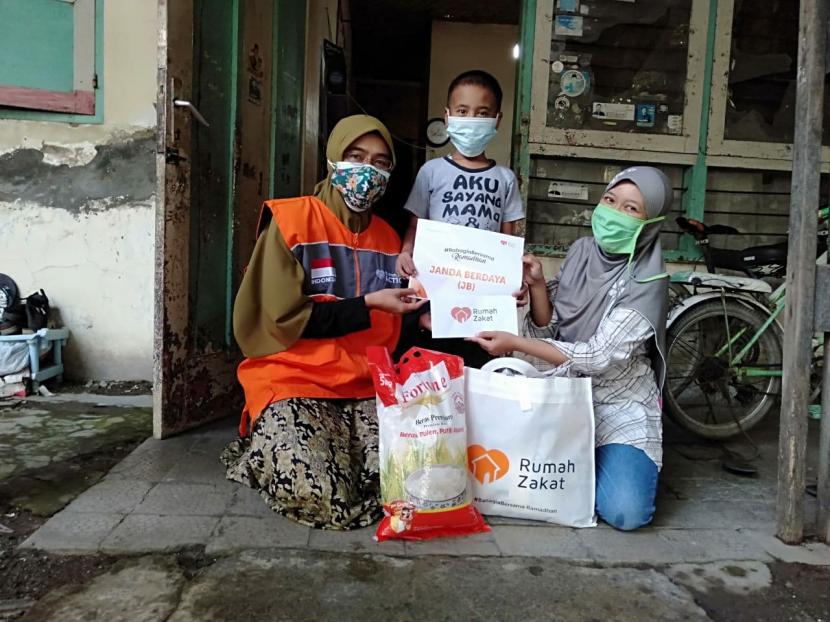 Rumah Zakat menyalurkan dua paket bingkisan program Janda Berdaya di Kelurahan Kesenden dan Desa Kemlaka Gede, Kamis (15/4).