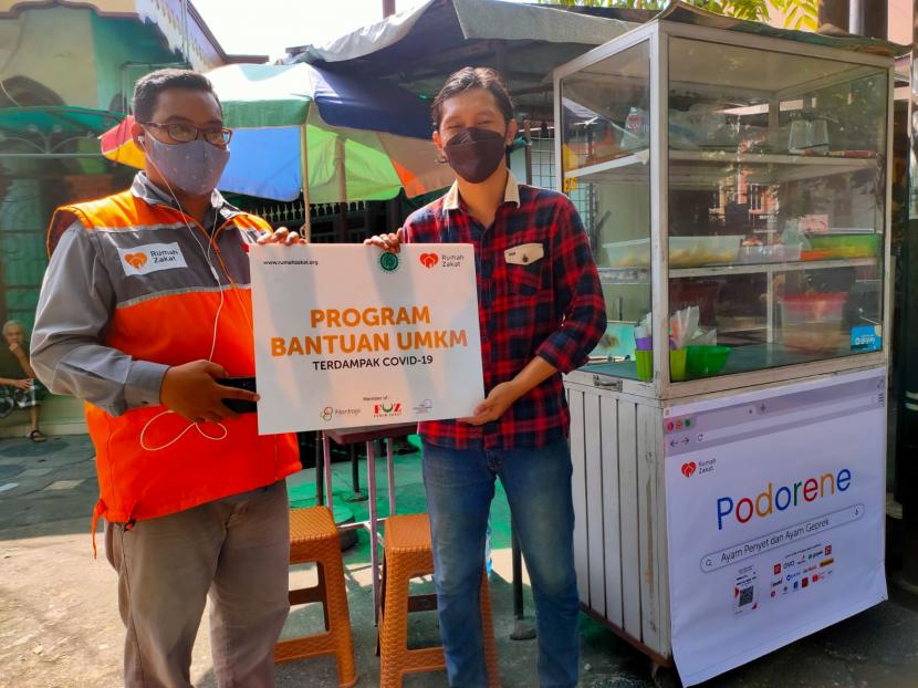 Rumah Zakat menyalurkan Gerobak Wakaf untuk para pelaku UMKM terdampak pandemi. Untuk tahap pertama ini sebanyak 24 Gerobak Wakaf UMKM disalurkan kepada para pelaku usaha di Bandung Raya. 