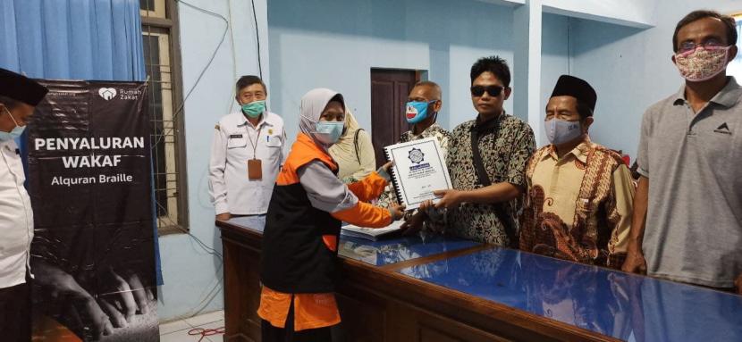 Rumah Zakat menyalurkan lima set Al Quran Braille kepada komunitas Ikatan Tunanetra Muslim Indonesia (ITMI) pada Rabu (5/5). Penyaluran yang difasilitasi oleh Dinas Sosial dan Anggota DPRD komisi D tersebut melibatkan tujuh perwakilan dari ITMI.