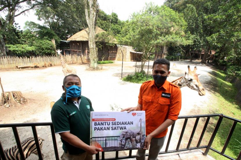 Rumah Zakat menyalurkan pakan satwa ke Kebun Binatang Bandung yang merupakan donasi dari para #PahlawanKebahagiaan.