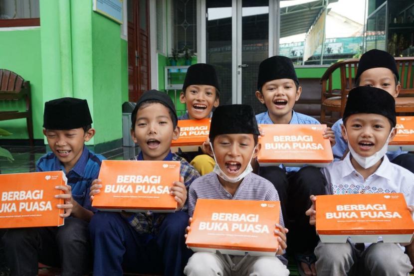 Rumah Zakat menyalurkan paket Berbagi Buka Puasa ke Musholla SD Muhammadiyah Suronatan, Kelurahan Notoprajan, Kecamatan Ngampilan, Kota Yogyakarta