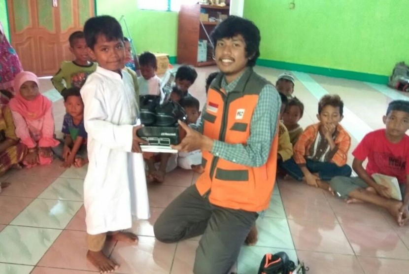 Rumah Zakat menyalurkan sepatu untuk 30 anak di Pulau Kosong.