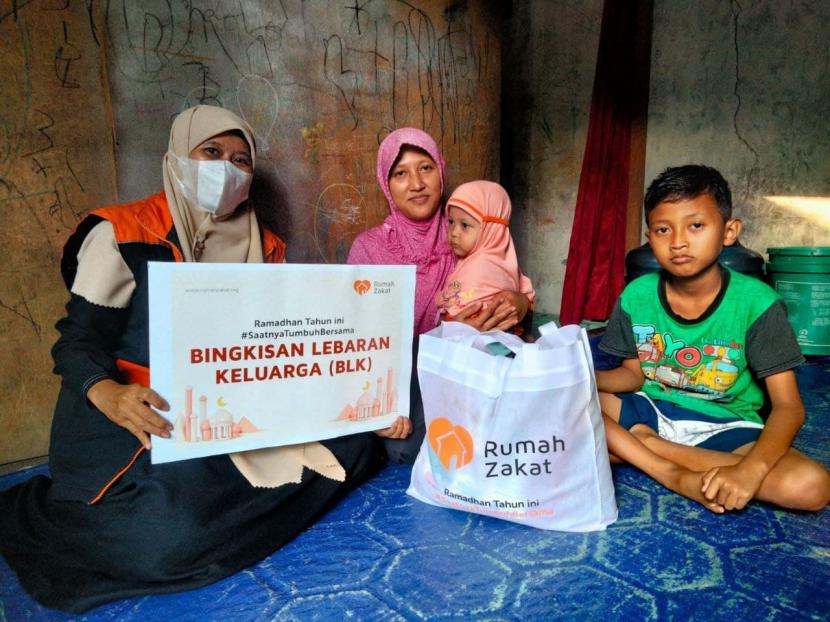 Rumah Zakat menyalurkan tiga paket Bingkisan Lebaran Keluarga kepada warga binaan anggota MT Baitul Jannah.