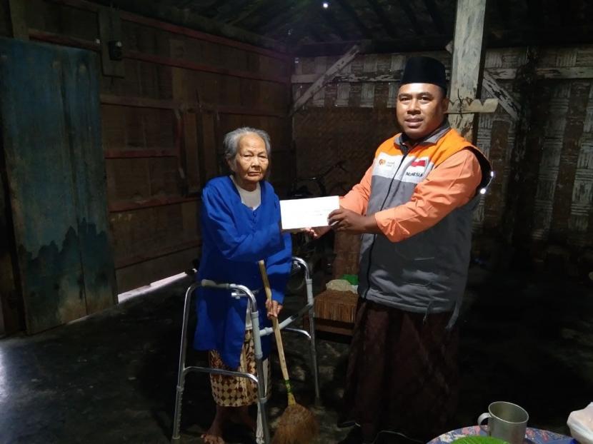 Rumah Zakat menyalurkan zakat fitrah amanah para donaturnya kepada para mustahik secara door to door ke rumah-rumah di Desa Berdaya Doropayung, Kecamatan Pancur, Kabupaten Rembang, Jawa Tengah pada pada hari Ahad (1/5/2022).