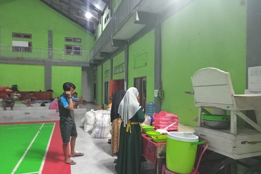 Rumah Zakat menyediakan menu sahur Super Qurban bagi penyintas bencana di lamahala jaya kabupaten Flores timur Provinsi Nusa Tenggara Timur, Jumat (16/4). 