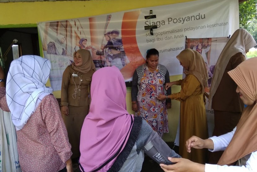 Rumah Zakat menyemangati kegiatan Posyandu di dusun  kajang Desa Topejawa kec Mangarabombang Kab. Takalar, Sulawesi Selatan, Senin (21/1).