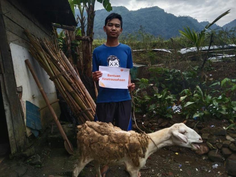Rumah Zakat menyerahkan bantuan kepada pemuda ternak domba sebagai bentuk suport pemuda yang Giat akan penanganan berwirausaha ternak domba.