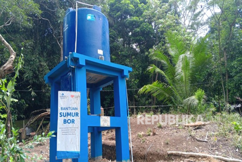 Rumah Zakat menyerahkan bantuan satu paket sumur bor kepada masyarakat Dusun Pabuaran, Desa Ciparay, Kecamatan Cidolog, Kabupaten Ciamis, Selasa (15/3/2025).