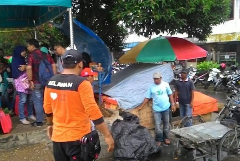 Rumah Zakat menyerahkan bantuan untuk korban longsor di Riau.