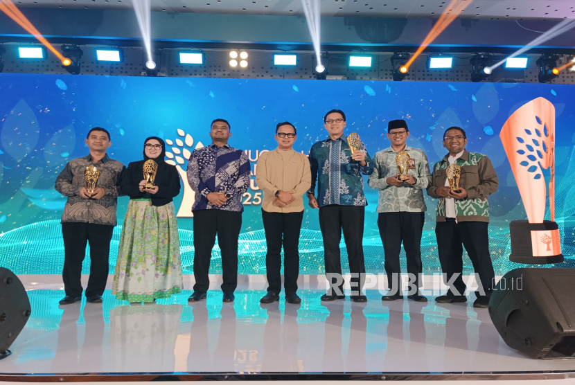Rumah Zakat meraih penghargaan The Best Islamic Philanthropy dalam Anugerah Syariah Republika 2025 yang digelar di Jakarta, Senin (26/5/2025).