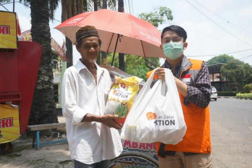 Rumah Zakat Palembang siapkan bantuan makanan dan sembako untuk pekerja sektor informal yang terdampak corona.