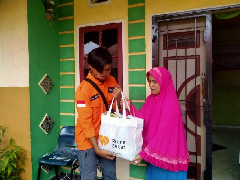  Rumah Zakat Pekanbaru menurunkan empat orang relawan untuk menyalurkan bantuan kepada warga yang terdampak. 