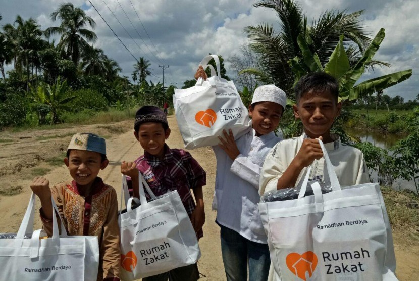 Rumah Zakat Pontianak menyalurkan 20 paket Kado Lebaran Yatim untuk anak-anak di pinggiran Kota Pontianak.