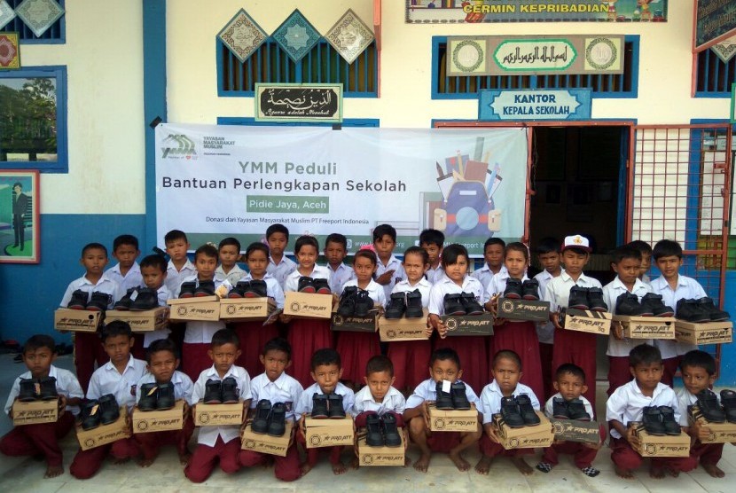 Rumah Zakat (RZ) bersama Yayasan masyarakat Muslim PT. Freeport indonesia menyalurkan perlengkapan sekolah berupa sepatu dan kaos kaki sebanyak 328 pasang  di SDN Cubo,  Gampong Cubo, Kecamatan Bandar Baru dan SDN Peudeuk Tunong, Gampong Deah temanah kec. 