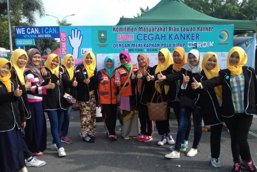 Rumah Zakat (RZ) dan Dinas Kesehatan Riau menyosialisasikan upaya pencegahan kanker kepada warga di area car free day Pekanbaru, belum lama ini. 