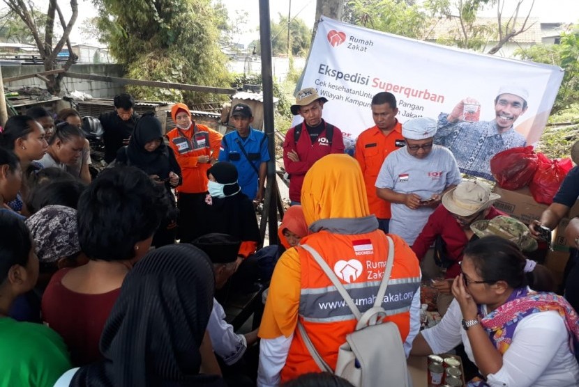 Rumah Zakat (RZ) membagikan 600 Superqurban kepada warga yang tinggal di kampung kumuh, Jalan Reformasi, Cilincing, Jakarta Utara, Sabtu (27/7). 