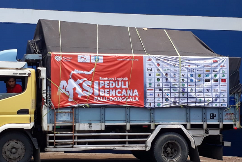 Rumah Zakat (RZ) mengirim bantuan 30 ton paket rendang dan kornet untuk korban bencana Palu dan Donggala di Pelabuhan Tanjung Perak, Surabaya, Rabu (17/10).