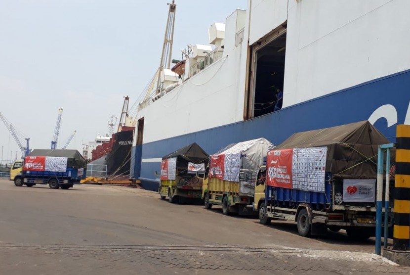 Rumah Zakat (RZ) mengirim bantuan 30 ton paket rendang dan kornet untuk korban bencana Palu dan Donggala di Pelabuhan Tanjung Perak, Surabaya, Rabu (17/10).