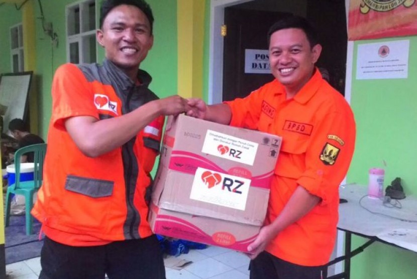 Rumah Zakat (RZ) menyaluran bantuan bagi korban bencana longsor di Desa Tegal Panjang, Kecamatan Cireughas, Sukabumi, Jawa Barat.
