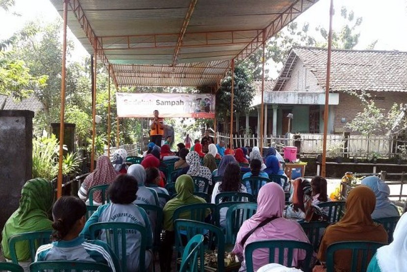 Rumah Zakat (RZ) Solo meluncurkan program Sedekah Sampah di RW 37 Kampung Ngemplaksutan, Kelurahan Mojosongo, Kecamatan Jebres, Solo, belum lama ini 