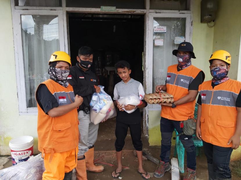 Rumah Zakat salurkan 25 paket sembako untuk korban banjir.