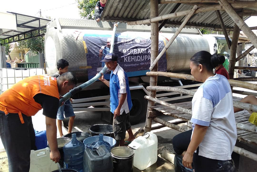     Rumah Zakat salurkan air bersih untuk warga Desa Bonang Semen Kediri.