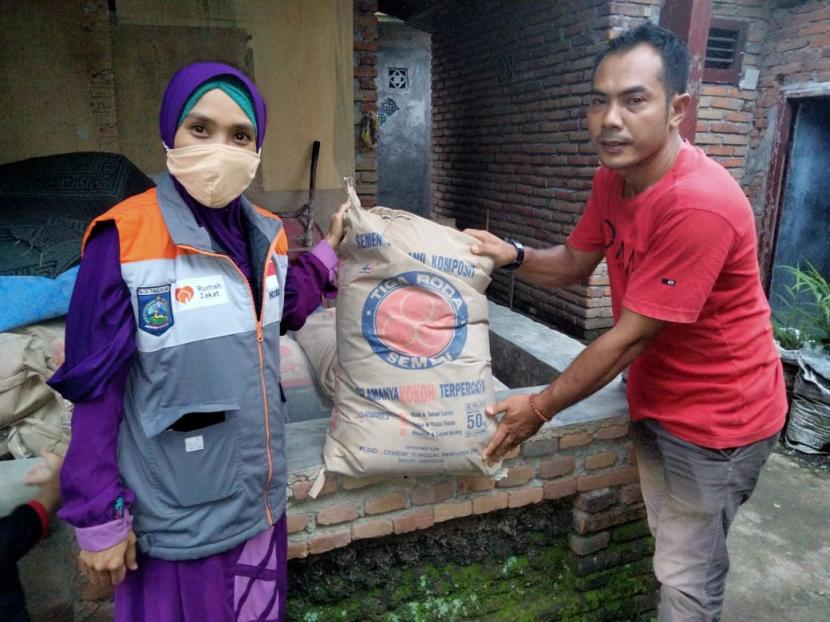 Rumah Zakat salurkan bantuan 10 sak semen untuk pembangunan mushola.