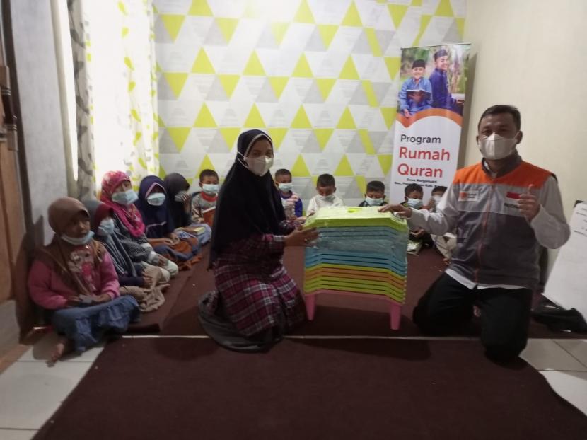 Rumah Zakat salurkan bantuan 15 meja belajar untuk Rumah Quran.