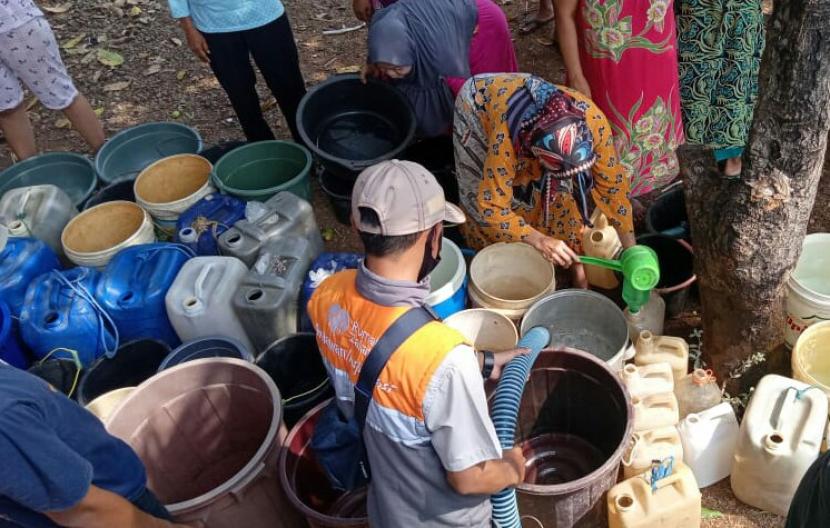 Rumah Zakat salurkan bantuan air bersih untuk warga.