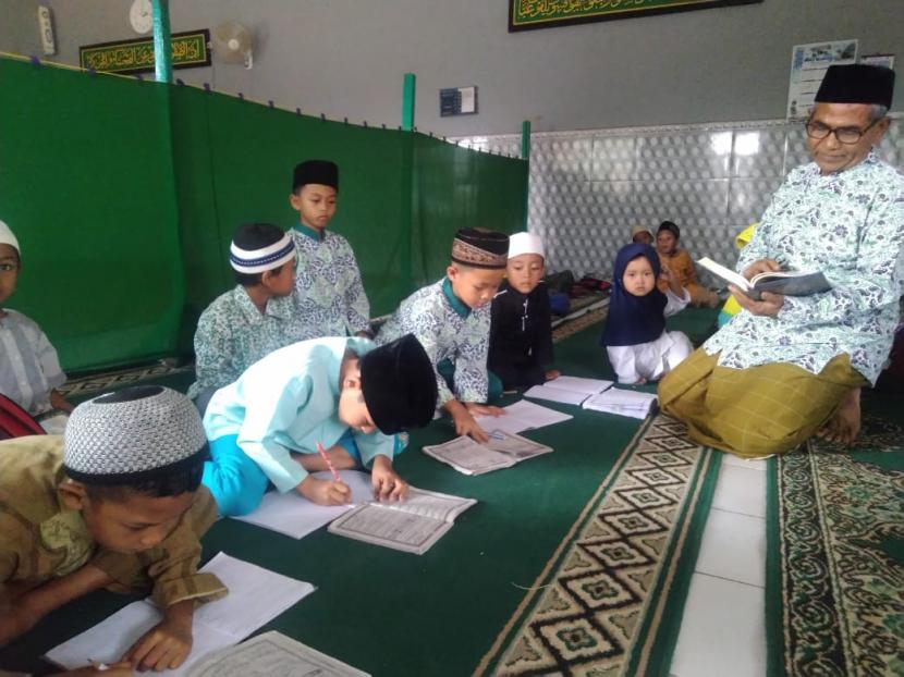 Rumah Zakat salurkan bantuan Alquran untuk masjid terdampak bencana di Bandung.