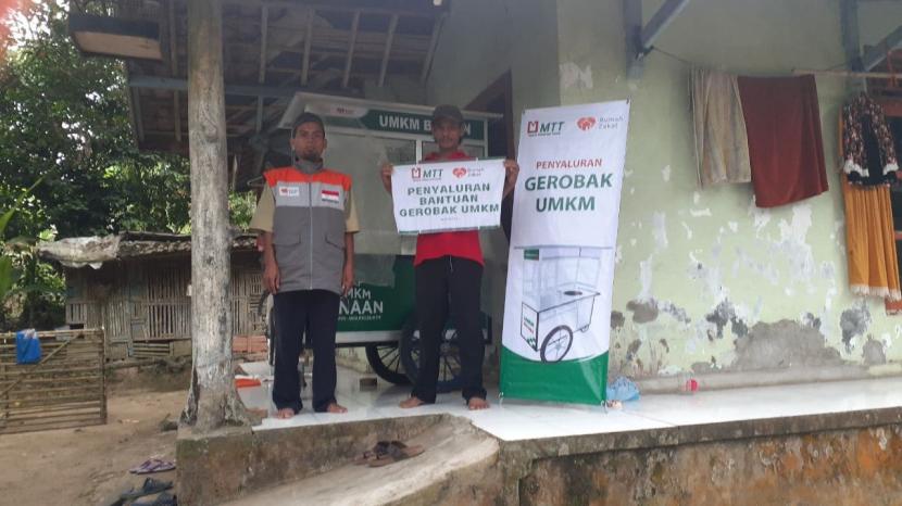 Rumah Zakat salurkan bantuan Gerobak UMKM dan Modal usaha kepada salah satu warga desa berdaya Sukajaya, Kecamatan Koroncong, Kelurahan Pandeglang, Kabupaten Serang, Banten 